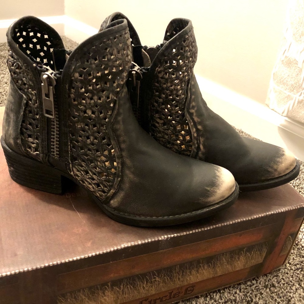 Circle G By Corral Shortie Grey Cutout Bootie